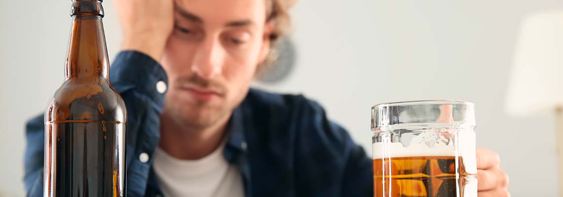 грустный мужчина с кружкой пива